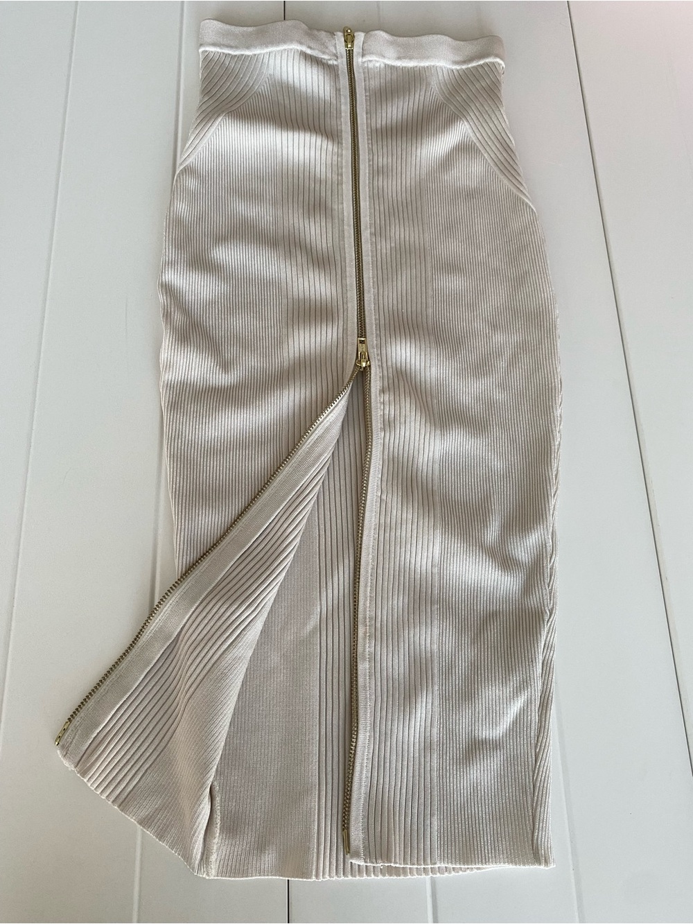 Guess Los Angeles Ribbed Pencil Skirt with Front Zipper - XS